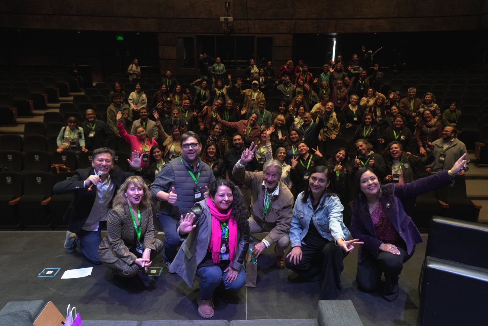 Fotografía grupal de participantes de un encuentro anterior